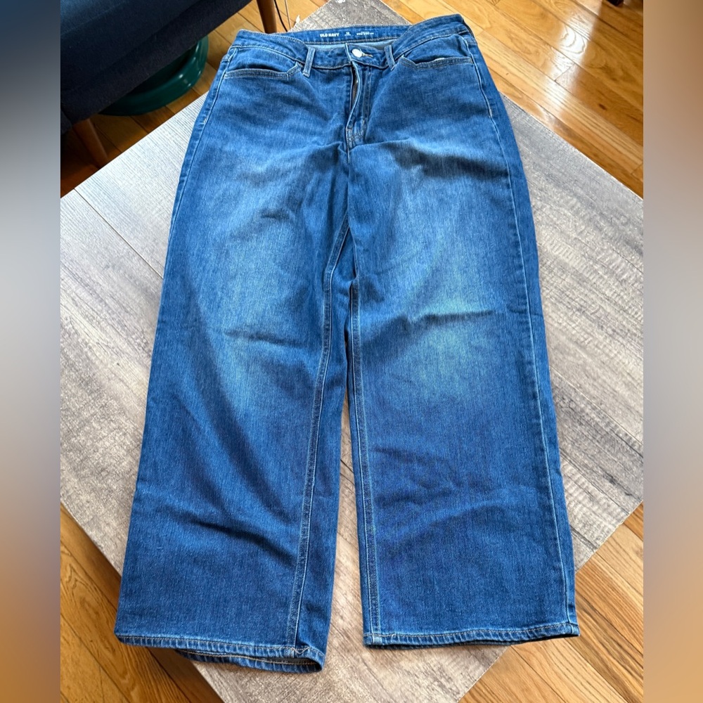 Old Navy high rise wide leg jeans. Size 10P, 28" inseam. EUC, like new.